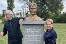 Örök példakép a tornában – Szabó Kati-mellszobrot avattak Magyarországon