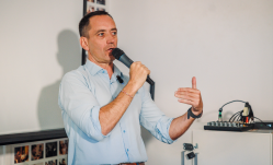 Parlamenti cirkusz: Csoma Botond helyretette az AUR-képviselőt