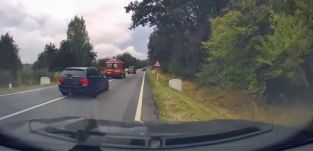 Gyorshajtás a száguldó mentőautó takarásában – Értesítették a rendőrséget (VIDEÓ)