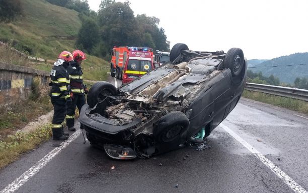 Hargita megye: felborult egy autó, korházba került egy személy