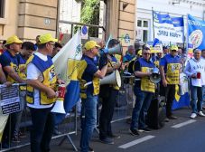 A tanügyi szakszervezetek folytatják a tiltakozó akciókat