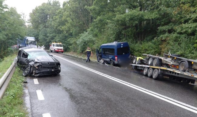 Kisteherautó és személygépkocsi ütközött: hárman kerültek kórházba