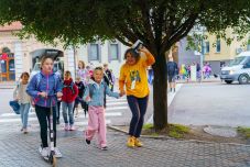 Közösséget épít a séta: ismét működik a Lábbusz program Sepsiszentgyörgyön