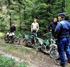 Csendőrségi razzia: több ezer lejes bírságot kaptak az erdőben motorozók, autózók