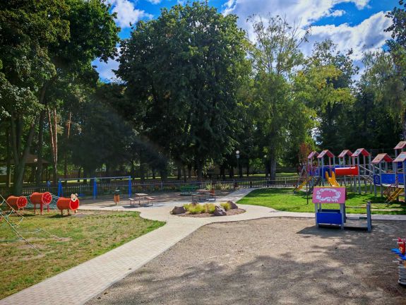 Tematikus zónák, korszerű megoldások: felújítják a kézdivásárhelyi Molnár Józsiás parkot