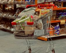 Bolojan: jövő héten döntés születik az alapélelmiszerek árplafonjáról