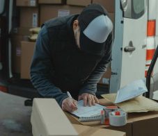 Sikkasztott és csomagot is lopott a futár  – Őrizetbe vette a rendőrség