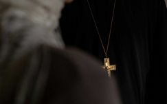 Felfüggesztett börtönbüntetést kapott a nemi erőszakkal vádolt, népszerű pópa