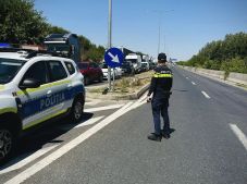 Holttestet találtak az út szélén – A rendőrség elkapta az elkövetőt