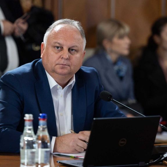 FRISSÍTVE – Korrupció a gazdasági minisztériumban? – Államtitkárt vett őrizetbe a DNA