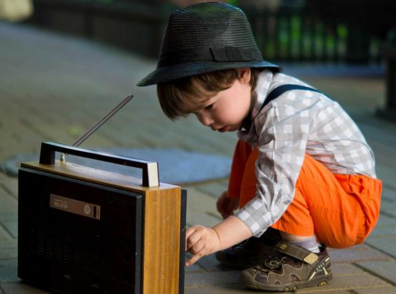 Halálos áramütés ért egy rádióval játszadozó hétéves gyermeket