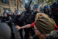 Óriási nyomás Macronon – Százezrek vonultak az utcákra Franciaországban