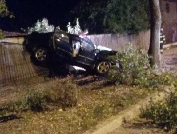 Fának, majd kerítésnek csapódott az autó – A fiatal sofőr szörnyethalt