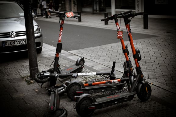 Egy tízéves kisfiú is életét veszítette az elektromos rollerrel történt baleset után