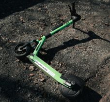 A kórházban veszítette életet a 13 éves fiú, aki korábban elesett az elektromos rollerrel