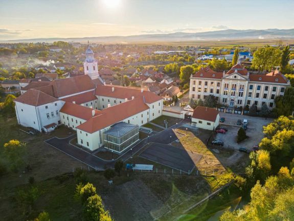 Tanévnyitó a Kanta Szakképzőben: magyarországi partnerekkel erősítik a székelyföldi egészségügyi szakképzést