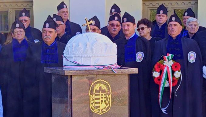 Felavatták a Szent Korona márványkőbe mintázott szobrát Kézdivásárhelyen (VIDEÓ)