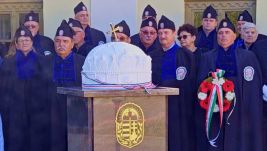 Felavatták a Szent Korona márványkőbe mintázott szobrát Kézdivásárhelyen (VIDEÓ)