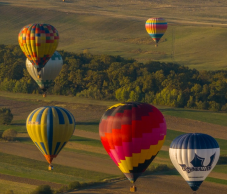 Ismét hőlégballonok díszítik az eget Nyárádköszvényesen