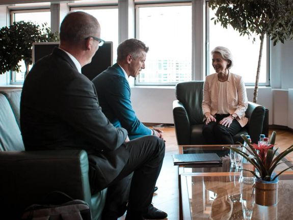 Magyar Pétert védi az Európai Parlament – Reagált Orbán Viktor 