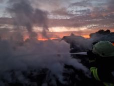 Hatalmas lángok csaptak fel az újrahasznosító üzemben – A tíz alkalmazott kimenekült