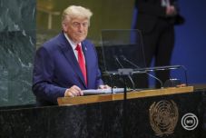 Trump „kétfarkú szörnyetegnek” nevezte a migrációt és a klímapolitikát 