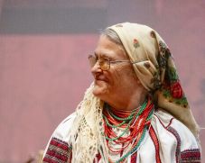 „Ne szégyelljék soha azt, ami a miénk” – Portréfilm Nyisztor Ilona moldvai csángó népdalénekesről