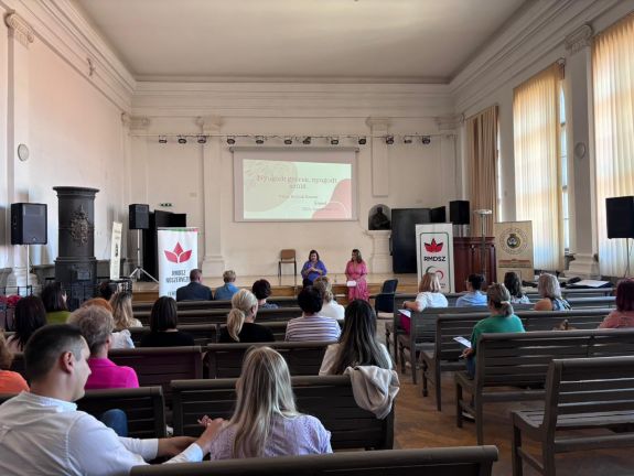 „Becsengettek” a Szülők iskolájába Nagyenyeden