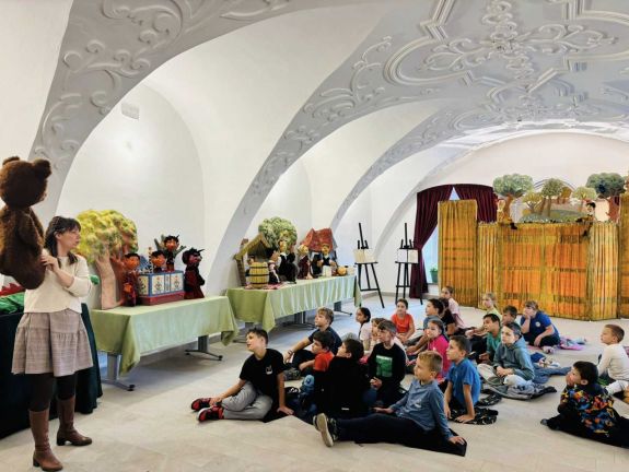 Hatvanéves bábok varázsolták el a kézdivásárhelyi gyerekeket (VIDEÓ)