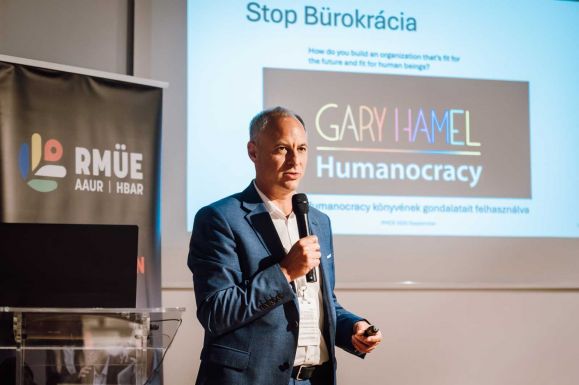 Bürokrácia: papírhalmazokba burkolóznak a cégek is