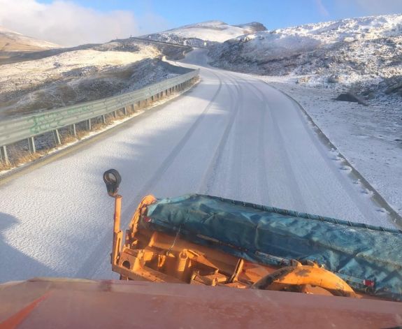 Hóval borított hegyi utak – Az egyiket ideiglenesen lezárták (VIDEÓ)