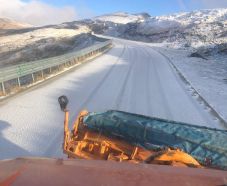 Hóval borított hegyi utak – Az egyiket ideiglenesen lezárták (VIDEÓ)