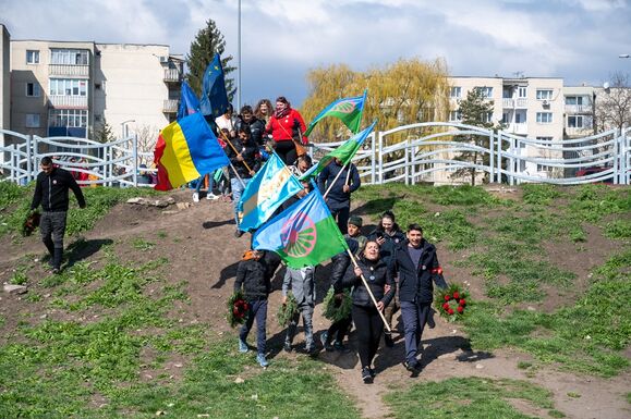 Az Őrkő megmutatja magát: felvonulás és mulatság a sepsiszentgyörgyi roma napon