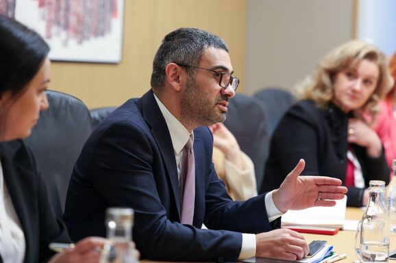 Manole: leválasztanák a közalkalmazotti fizetéseket a minimálbér emeléseiről