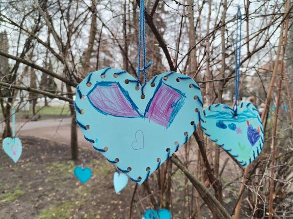 Kék szívek lepték el a csíkszeredai parkot az autizmus világnapján (VIDEÓ)