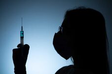 Vizsgálják, hogy megfellebbezhetik-e a koronavírus-oltóanyag miatt követelt összeg kifizetését