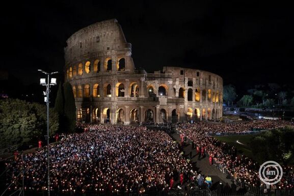 Több mint 30 ezren voltak a Colosseumnál: XIV. Leó pápa vezette a nagypénteki keresztutat (VIDEÓ)