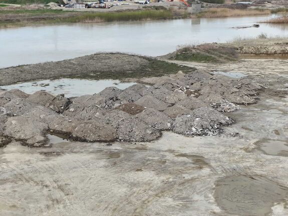 Természetvédelmi területen, a Szeret partján alakított ki illegális hulladéklerakót a polgármesteri hivatal 