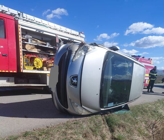 Hargita megye: felborult egy autó, a sofőr beszorult a járműbe