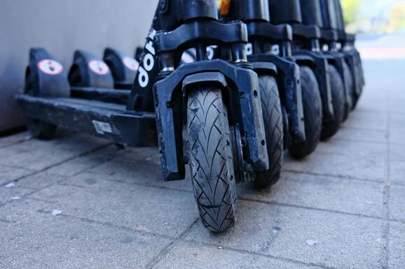 Felrobbant a szobában hagyott elektromos roller, kórházba került a tulajdonos