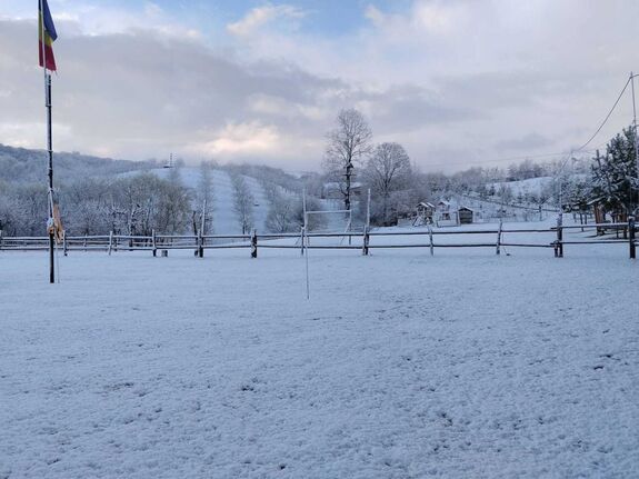 Visszatért a tél: hókotrókat kellett bevetni Kovászna megye határán (VIDEÓ)