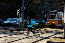 Feszítővassal támadtak egy ételfutárra Kolozsváron (VIDEÓ)