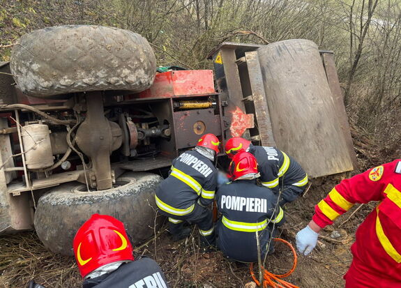 Halálos munkabeleset: szakadékba zuhant egy úthenger (VIDEÓ)