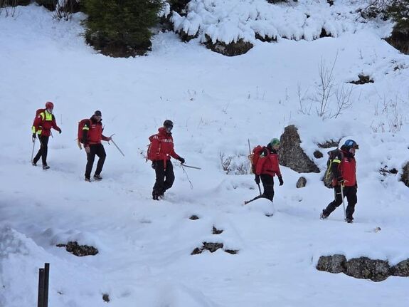 Lavinák ejtettek csapdába egy turistát a Bucsecs-hegységben