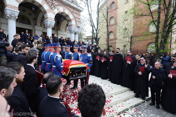 Végső búcsú: katonai tiszteletadással temették el Mircea Lucescut