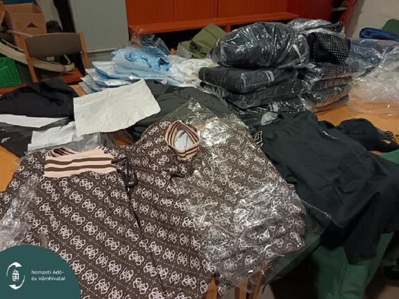 Csempészett cigarettát, alkoholt és hamis ruhákat találtak a román kisbuszban a magyar ellenőrök (VIDEÓ)