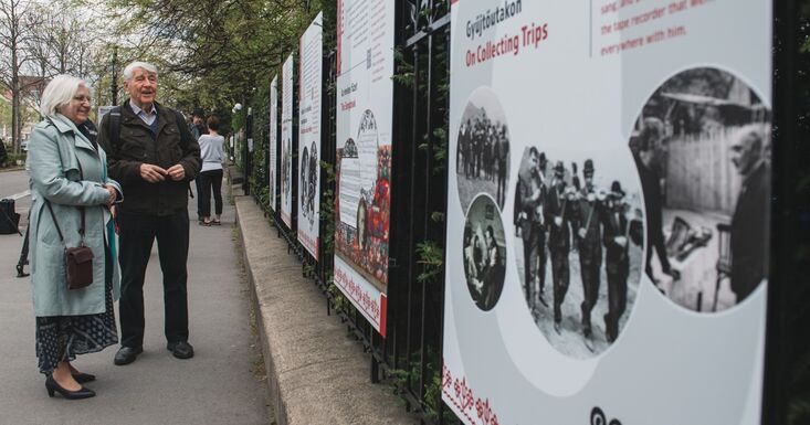 Kerítéskiállítással tisztelegnek Budapesten Kallós Zoltán emléke előtt