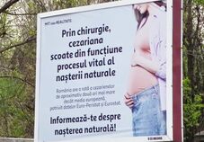 Botrányos plakátok a főváros hirdetőtábláin – Levetetné őket egy szenátor