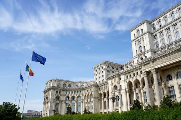 Kékbe borul a Parlament: így hívják fel a figyelmet a Parkinson-kórra