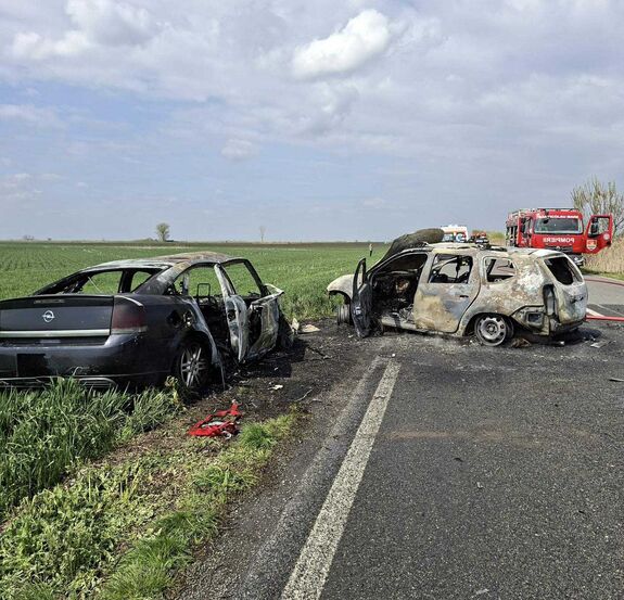 FRISSÍTVE – Ütközés után kigyulladt két autó, az egyik utas életét vesztette (VIDEÓ)